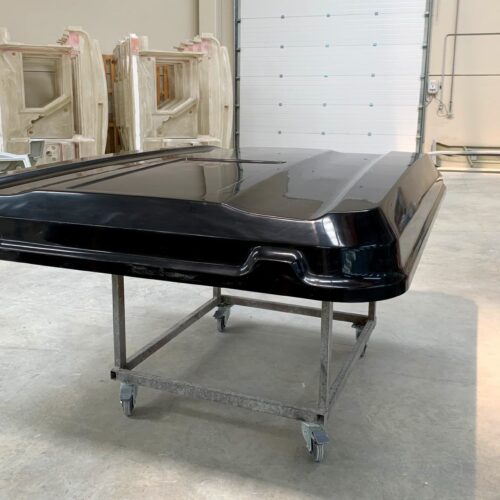 Pieza de resina de poliester y fibra de vidrio terminada en las instalaciones de Sardaplast