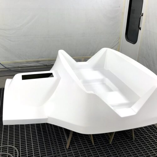 Pieza de resina de poliester y fibra de vidrio terminada en las instalaciones de Sardaplast