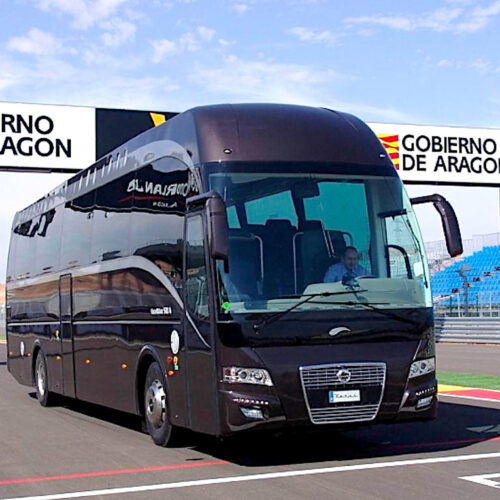 Autobús con piezas fabricadas en Sardaplast