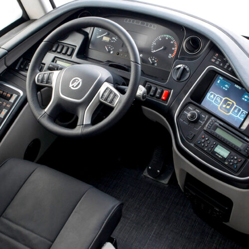 Interior autocar con salpicadero fabricado en Sardaplast